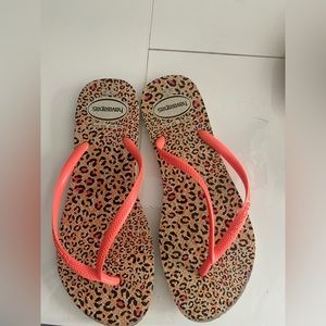 Leopard printed flip-flops- HAVAIANAS